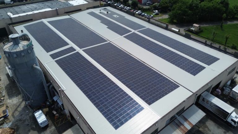 Cas client ITALSERRAMENTI - Centrale solaire photovoltaïque installée sur une toiture industrielle