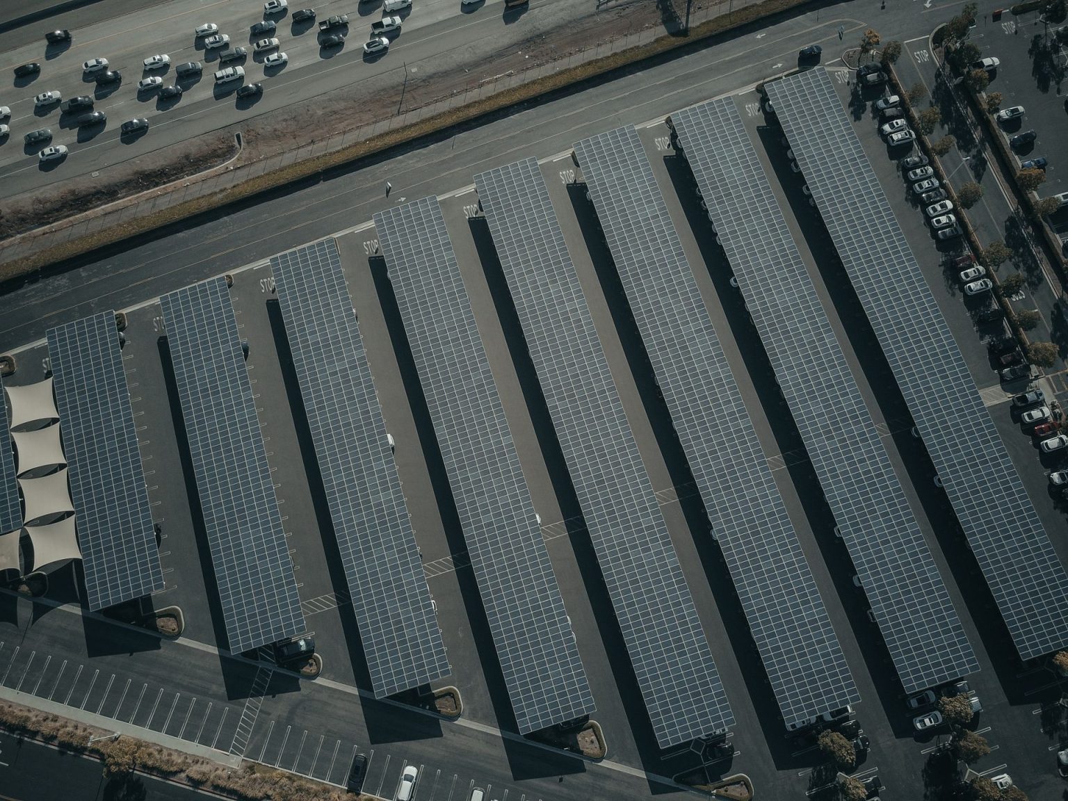 Ombrières solaires photovoltaïques sur un parking d'entreprise