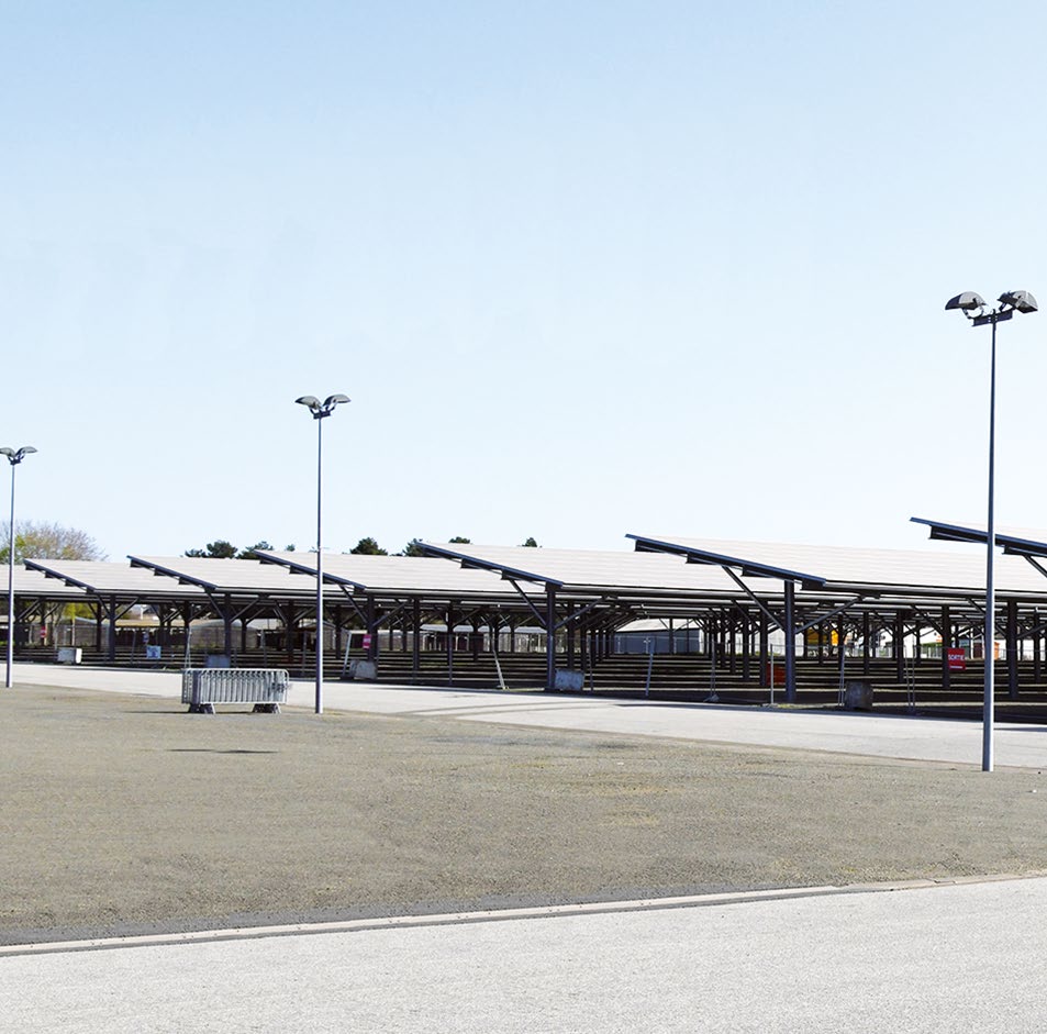 Ombrières photovoltaïques sur le parking du Centre des Expositions du Mans.