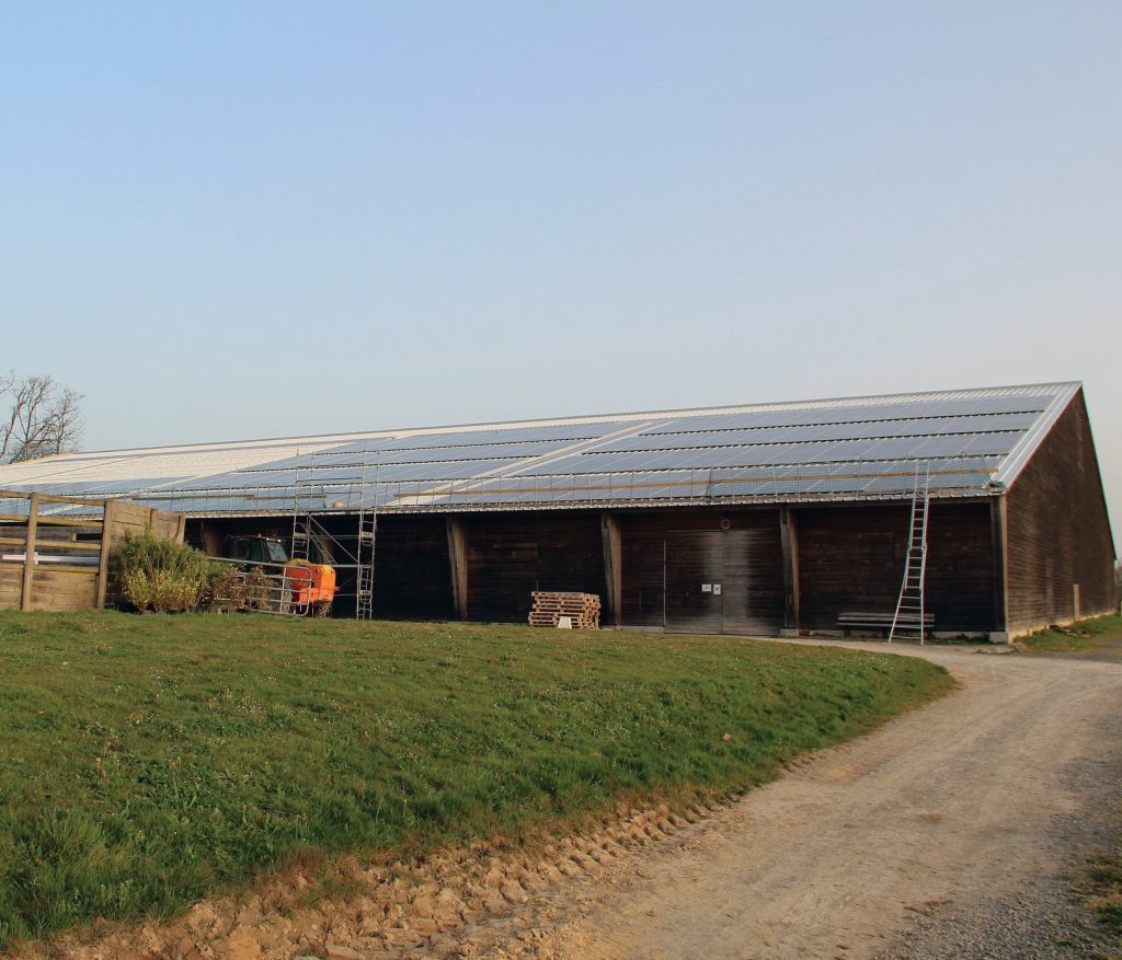 Panneaux solaires installés sur le Pôle Équestre Vendéen avec Reservoir Sun.