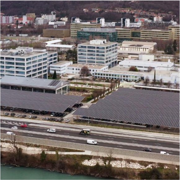 Ombrières photovoltaïques sur le parking de STMicroelectronics à Grenoble.