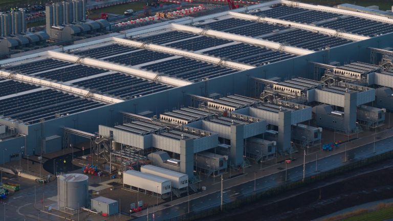 Panele fotowoltaiczne na hali produkcyjnej wspierające własną produkcję energii w przedsiębiorstwie.