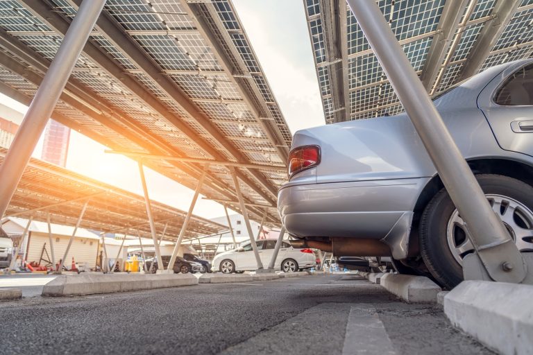 Parking z zadaszeniem i panelami słonecznymi. Generowanie energii słonecznej.