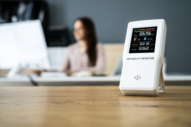 Czujnik jakości powietrza (CO2VOC) zamontowany w otwartej przestrzeni biurowej