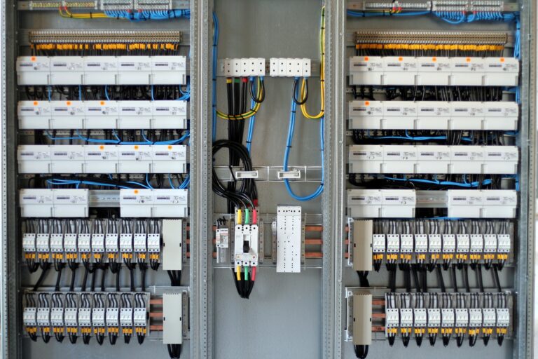 Panel automatyki BMS monitorujący jakość powietrza w przestrzeni biurowej